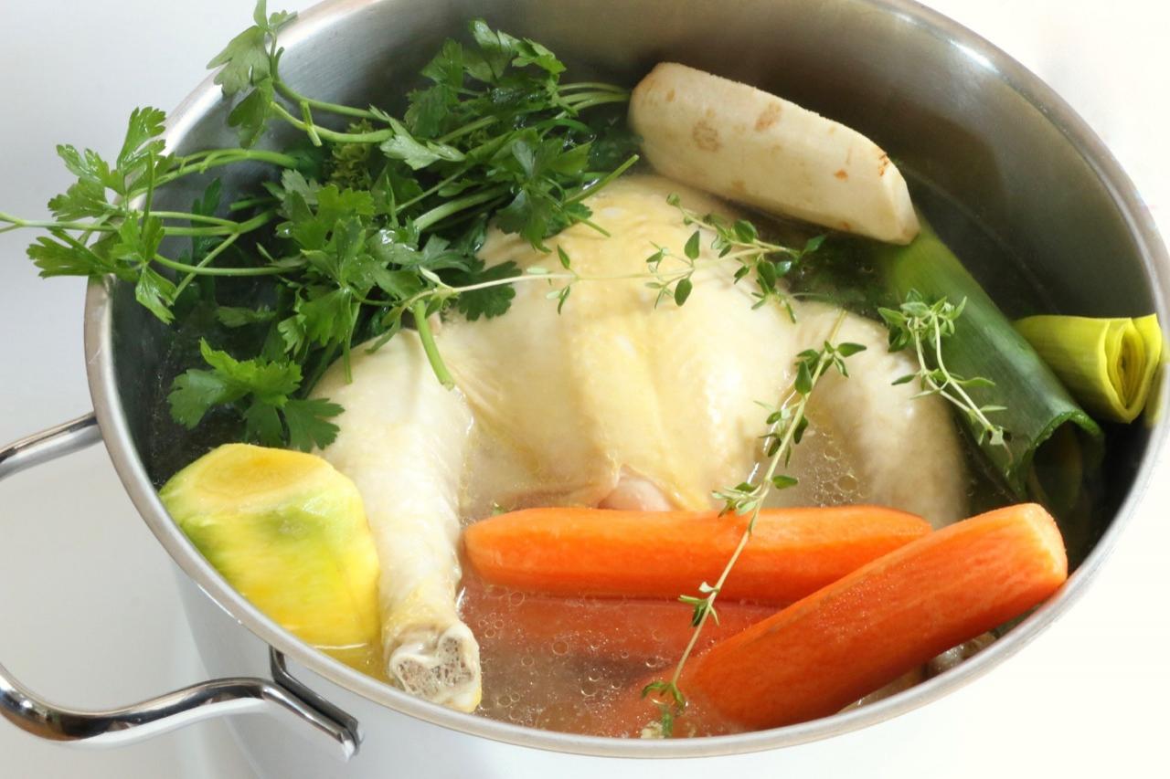 Hühnersuppe Rezept - Das Gemüse in die Suppe geben