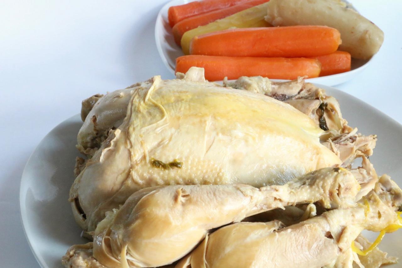 Huhn vorsichtig herausgeben, Haut und Knochen vom Fleisch trennen. Gekochtes Gemüse und Suppenfleisch klein schneiden und anrichten.