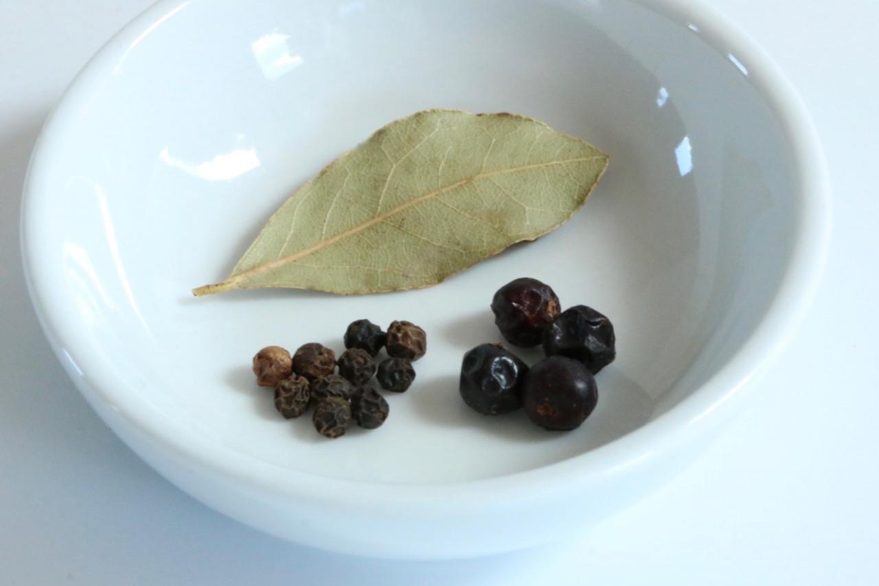 Alle Gewürze wie z.B. Wacholderbeeren, Thymian usw. dazugeben und salzen.